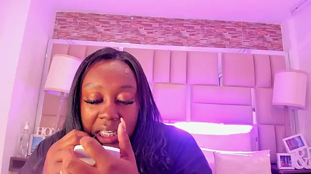 ShaniaBrownn online show from 20, 11, 2025