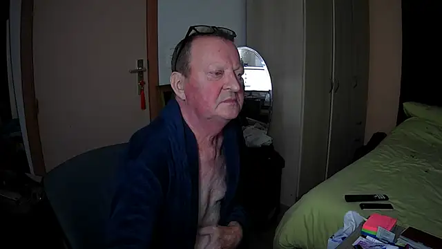 Snapshot of passifsoumis1963 chatting on 14, 12, 2025 passifsoumis1963 online show from 14, 12, 2025