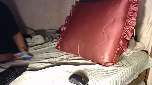 Snapshot of devine_TATAS chatting on 8, 10, 2025 devine TATAS online show from 8, 10, 2025