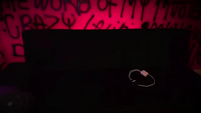 Laura takint online show from 26, 2, 2025