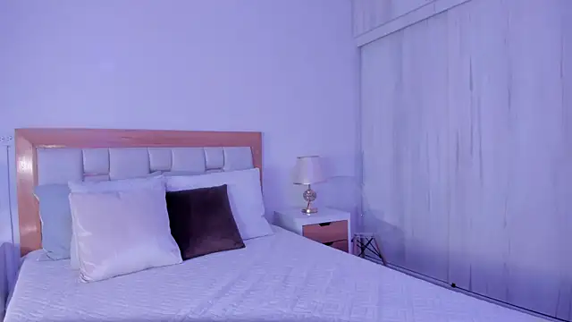 mia hank online show from 7, 4, 2026