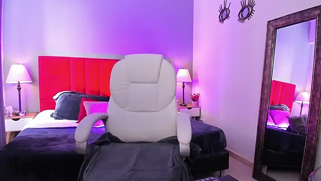  Nicoletteshea  online show from 24, 10, 2025