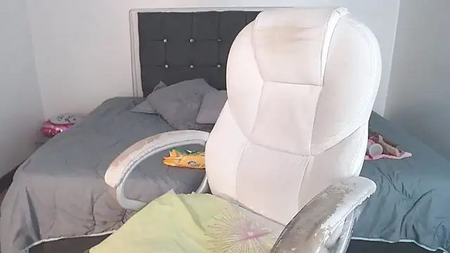 selena yourmilf online show from 17, 9, 2025