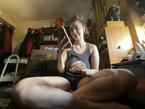 Snapshot of Snowbunnycake_131 chatting on 17, 6, 2026 Snowbunnycake 131 online show from 17, 6, 2026