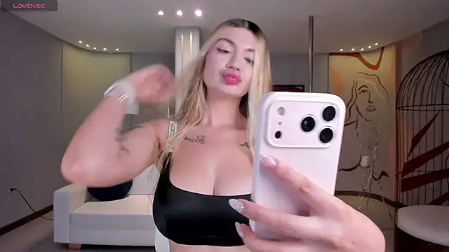 NiaHolland online show from 5, 4, 2026