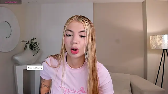 NiaHolland online show from 5, 6, 2026