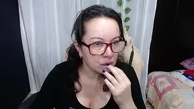 Sonialorens  online show from 30, 12, 2024