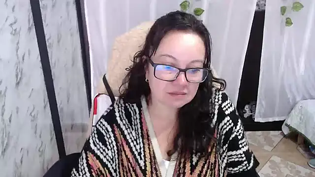 Sonialorens  online show from 8, 3, 2025