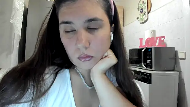 Snapshot of MiaMarrone chatting on 13, 11, 2025 MiaMarrone online show from 13, 11, 2025