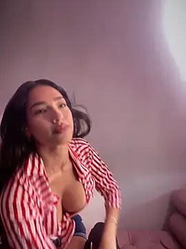 Snapshot of DulceLenns chatting on 8, 11, 2025 DulceLenns online show from 8, 11, 2025