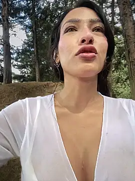 Snapshot of DulceLenns chatting on 9, 11, 2025 DulceLenns online show from 9, 11, 2025