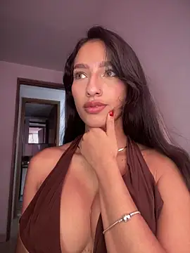 Snapshot of DulceLenns chatting on 12, 11, 2025 DulceLenns online show from 12, 11, 2025