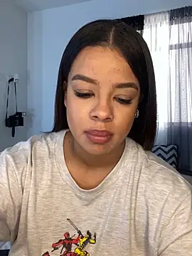 Snapshot of trianawhite chatting on 8, 1, 2025 trianawhite online show from 8, 1, 2025