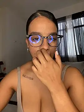 Snapshot of trianawhite chatting on 21, 7, 2026 trianawhite online show from 21, 7, 2026