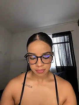 Snapshot of trianawhite chatting on 4, 8, 2026 trianawhite online show from 4, 8, 2026