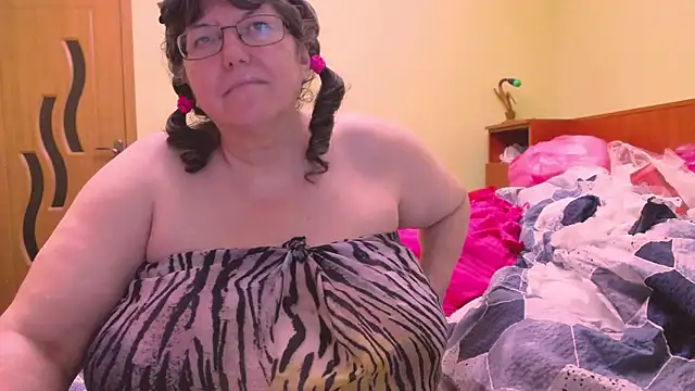 Snapshot of HugeTits chatting on 15, 12, 2025 HugeTits online show from 15, 12, 2025