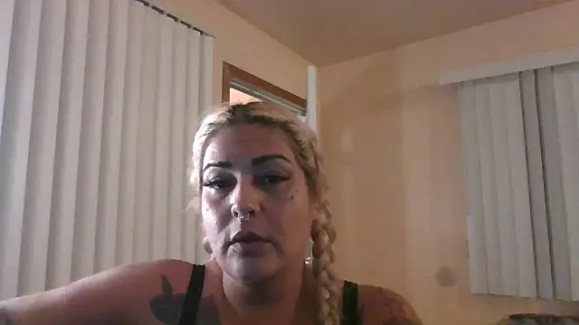 Snapshot of ShineyQuinn chatting on 27, 5, 2026 ShineyQuinn online show from 27, 5, 2026