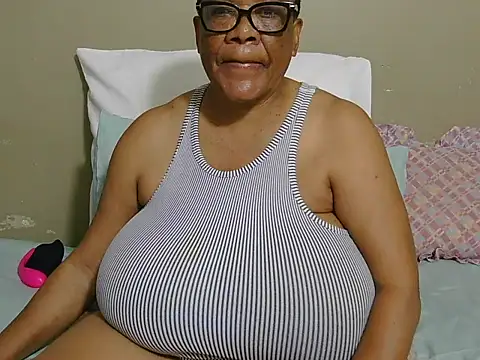 Snapshot of DairyQueen2 chatting on 4, 5, 2026 DairyQueen2 online show from 4, 5, 2026