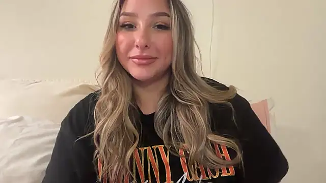 Snapshot of lustfulsmiles chatting on 7, 10, 2025 lustfulsmiles online show from 7, 10, 2025