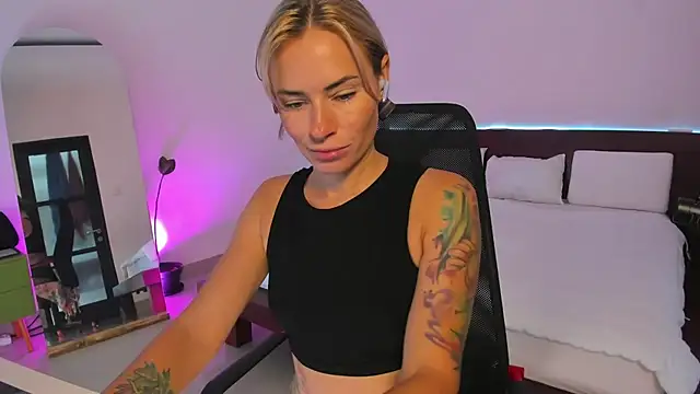 Snapshot of holy_khloe chatting on 13, 2, 2025 holy khloe online show from 13, 2, 2025