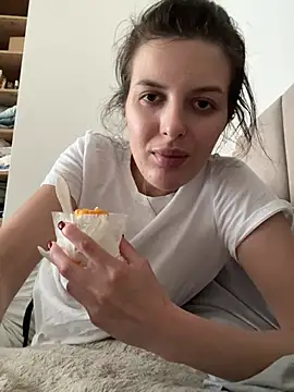 Snapshot of little_belucci chatting on 5, 7, 2026 little belucci online show from 5, 7, 2026