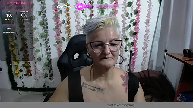 Snapshot of bety-cum2 chatting on 8, 12, 2024 bety-cum2 online show from 8, 12, 2024