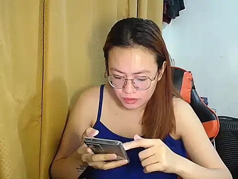 Snapshot of crizzybel chatting on 4, 12, 2025 crizzybel online show from 4, 12, 2025