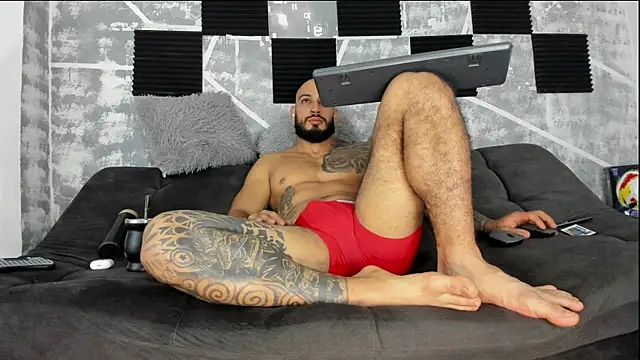 Snapshot of leonidas_18k chatting on 4, 6, 2026 leonidas 18k online show from 4, 6, 2026