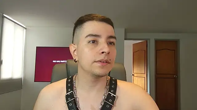 Snapshot of Jhoan_saenz chatting on 31, 10, 2025 Jhoan saenz online show from 31, 10, 2025