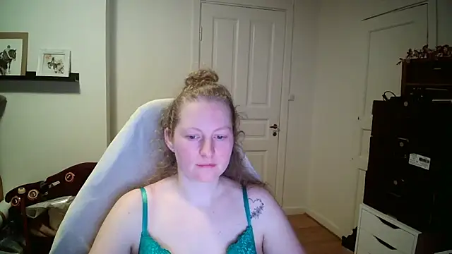 Girlnina-1995 online show from 9, 2, 2026