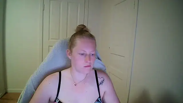 Girlnina-1995 online show from 11, 5, 2026