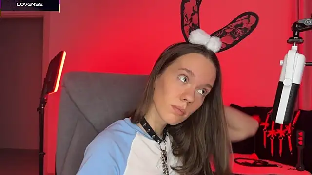 Snapshot of DivineBite chatting on 13, 11, 2025 DivineBite online show from 13, 11, 2025