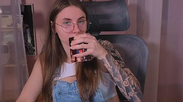 Snapshot of _AnnaStark_ chatting on 5, 11, 2025 AnnaStark online show from 5, 11, 2025