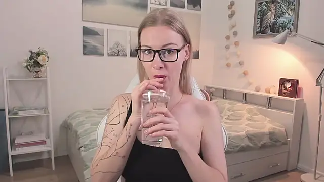 MissRightX online show from 4, 11, 2025