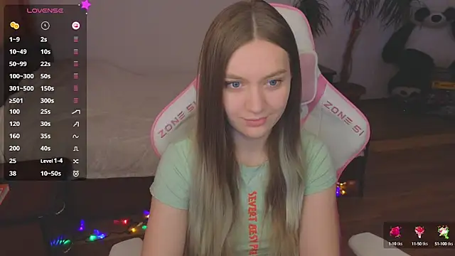 Snapshot of CyrilaPuff chatting on 12, 12, 2024 CyrilaPuff online show from 12, 12, 2024