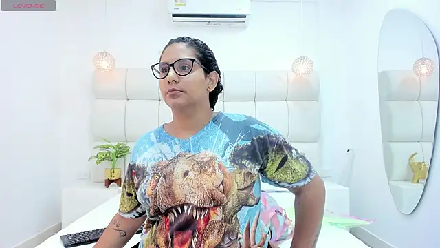 DanielleEvans  online show from 28, 10, 2025