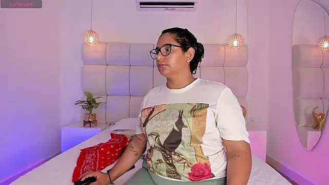 DanielleEvans  online show from 21, 11, 2025