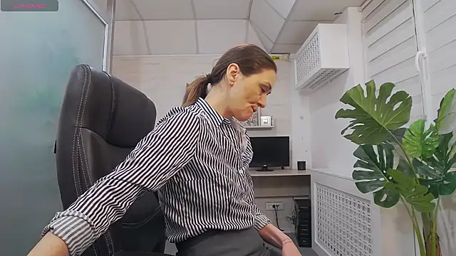 EllaMilf  online show from 3, 3, 2025