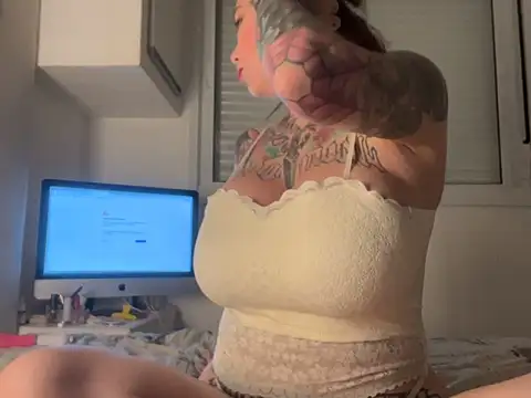 Snapshot of SabrinaRussel chatting on 11, 3, 2025 SabrinaRussel online show from 11, 3, 2025