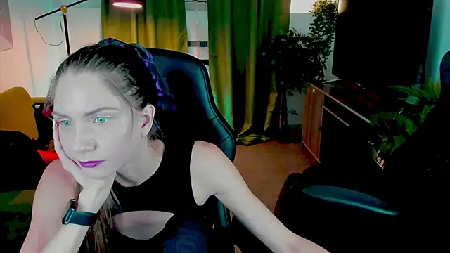 Snapshot of GrayceWild chatting on 19, 9, 2025 GrayceWild online show from 19, 9, 2025