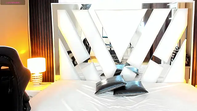 Linda4Petite online show from 25, 11, 2025