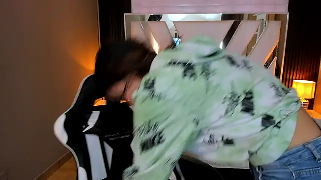 Linda4Petite online show from 22, 2, 2026