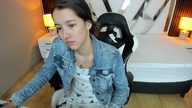 Snapshot of Linda4Petite chatting on 19, 7, 2026 Linda4Petite online show from 19, 7, 2026
