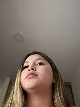 lunablossom  online show from 17, 11, 2025