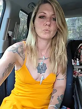 Snapshot of SheIsSomething chatting on 18, 7, 2026 SheIsSomething online show from 18, 7, 2026