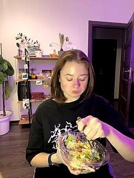 Snapshot of sweetest_pie chatting on 4, 12, 2024 sweetest pie online show from 4, 12, 2024