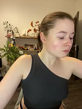 Snapshot of sweetest_pie chatting on 5, 3, 2025 sweetest pie online show from 5, 3, 2025