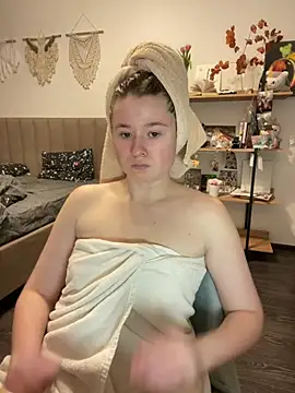 Snapshot of sweetest_pie chatting on 9, 3, 2025 sweetest pie online show from 9, 3, 2025