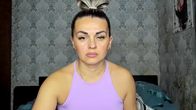 NicoletMoore online show from 15, 12, 2025