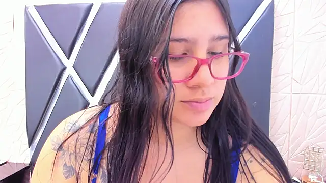 Snapshot of MiaCelestte chatting on 5, 3, 2025 MiaCelestte online show from 5, 3, 2025